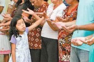 Menina de 5 anos faz ‘milagres’ em igreja evangélica. Onde vamos parar?