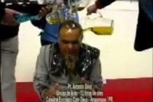 Vídeo: Unção pra ninguém botar defeito: 12 litros de óleo na cabeça do pastor