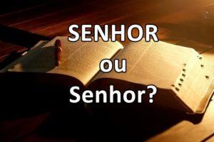 Por que Deus é chamado no A.T. de SENHOR (com letras maiúsculas) e no N.T de Senhor (com minúsculas)?