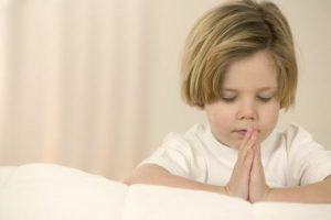 Piadas para crentes [62] – Joãozinho orando pelo bebê?
