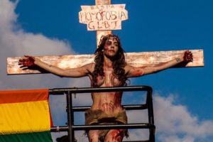 Transexual “crucificada” na parada gay: Qual deve ser a atitude do cristão diante disso?