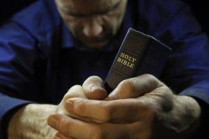 8 dicas para conseguir ler a Bíblia e orar todos os dias do ano