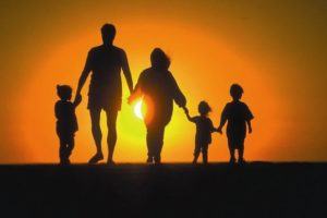 3 dicas mágicas para ajudar os filhos a seguir o caminho de Deus
