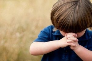 10 dicas para ajudar seu filho pequeno a se comportar na igreja