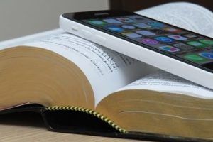 É errado ler a Bíblia no celular ou em outros aparelhos eletrônicos?