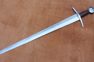 Por que Jesus mandou quem não tinha espada comprar uma?