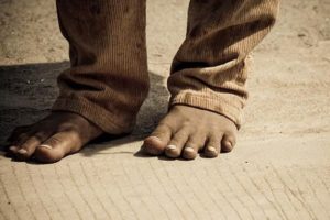 Por que Deus mandou Moisés tirar as sandálias dos pés? O que significa?