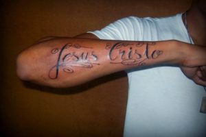 Jesus fez uma tatuagem na coxa escrito que ele é o Rei dos reis?